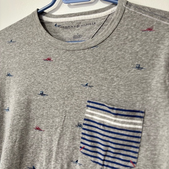 🎉4/30$🎉 Tommy Hilfiger Gray & Blue Striped Pocket Tee – Size M 👕 - Picture 2 of 4